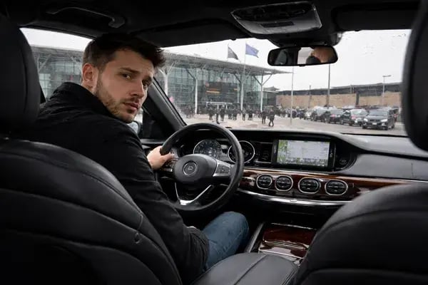 Un chauffeur de taxi me regarde en me faisant comprendre qu'il n'est pas satisfait de sa voiture. C'est l'exemple du Market[SELL]ing